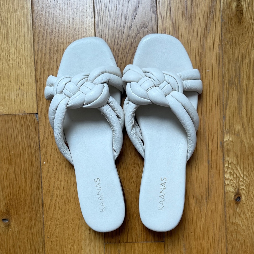 White kaanas leather sandals, size 8